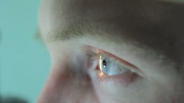 Mavi gözlü özel oftalmik aygıt yakın çekim ile erkekler arasında retina taraması