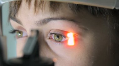 Özel bir araç, yakın çekim kullanarak hastaya retina doktor optometrist göz doktoruna inceliyor