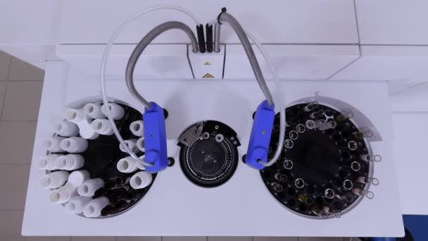 Εργαστηριακός ρομποτικός αναλυτής βιολογικού υλικού κατά τη διαδικασία των αναλύσεων coronavirus — Αρχείο Βίντεο