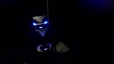 Çocuk sanal gerçeklikte dijital gözlük ve joystick kullanarak video oyunları oynuyor..