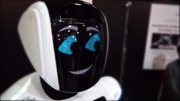 Lipetsk, Ρωσία - 25 Ιανουαρίου 2018: Έκθεση ρομπότ. Ρομπότ βοηθός κινείται το κεφάλι, στροβιλίζει τα μάτια και χαμογελά — Αρχείο Βίντεο