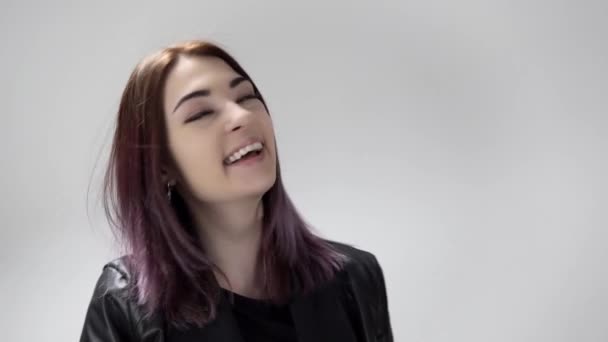 Porträt einer lachenden Frau auf weißem Hintergrund — Stockvideo