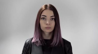 Bir sır saklayan beyaz kadın portresi ya da beyaz arka planda sessizlik isteyen.