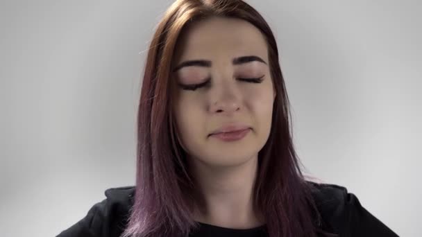 Retrato de una señora triste con lágrimas en los ojos sobre el fondo blanco — Vídeos de Stock