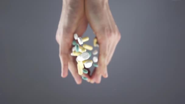 Großaufnahme von Händen, die im Slowmo eine Menge Pillen auf der Glasoberfläche ausschütten — Stockvideo