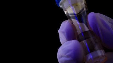 Düşürme sisteminin makrosu ve doktorlar ona yavaşça dokunuyorlar.