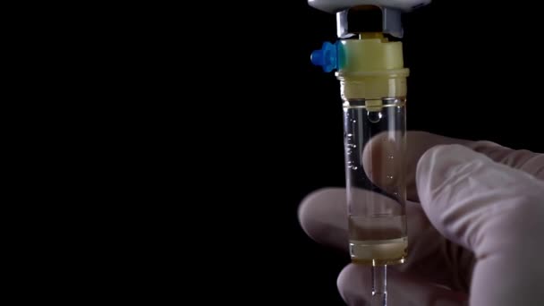 Closeup de médicos mão apertando o conta-gotas para adicionar a droga dentro dele — Vídeo de Stock