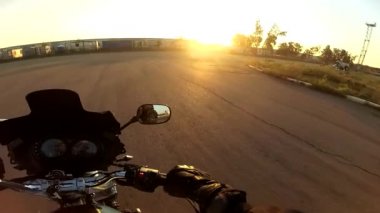 Motosikletliler asfalt yolda motor pistinde geziyorlar, birinci şahıs video..