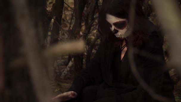 戴糖骷髅化妆品的女巫挥动双手驱散浓烟 — 图库视频影像