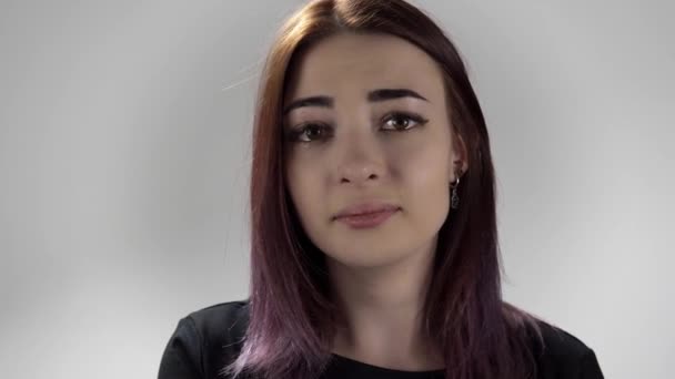 Портрет несчастной плачущей женщины на белом фоне — стоковое видео