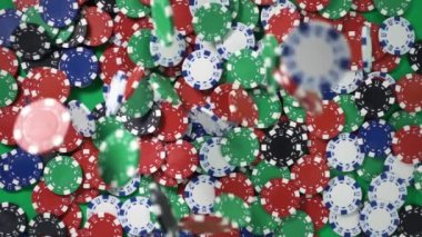 Poker fişleri masaya düşüyor. Zaten yavaş çekimde serpiştiriliyor.
