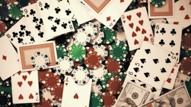 Faturalar poker fişleri ve iskambil kağıtlarıyla masaya düşüyor.