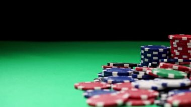 Dört as ve çok renkli poker çiplerinin kompozisyonu yeşil masaya yakın plan.