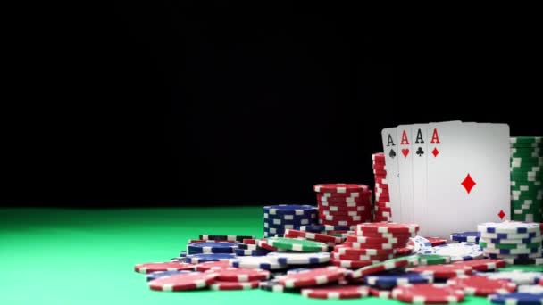 Vier azen in het midden van poker chips in stapels liggen op een groene tafel — Stockvideo