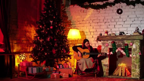 Dáma slaví Vánoce doma v krásném zdobeném pokoji s jedlí a krbem — Stock video