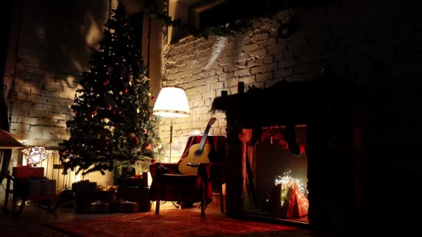 Noworoczne wnętrze w godzinach wieczornych z wielką, piękną jodłą i kominkiem obok niego w pętli filmowej — Wideo stockowe