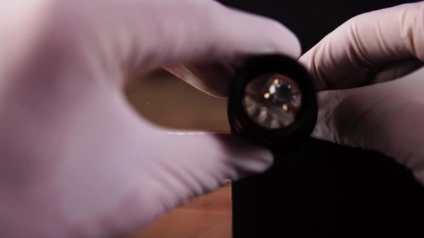 Goldsmith evalueert de gouden ring met behulp van een close-up vergrootglas en overhandigt cash — Stockvideo