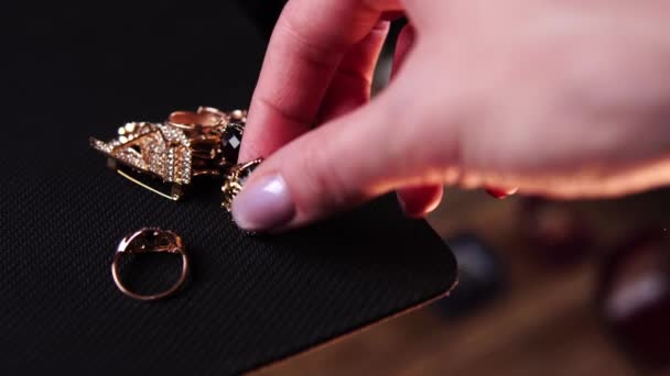 여자들은 값비싼 금장 신구를 많이 하고 현금으로 유로를 받는다 — 비디오