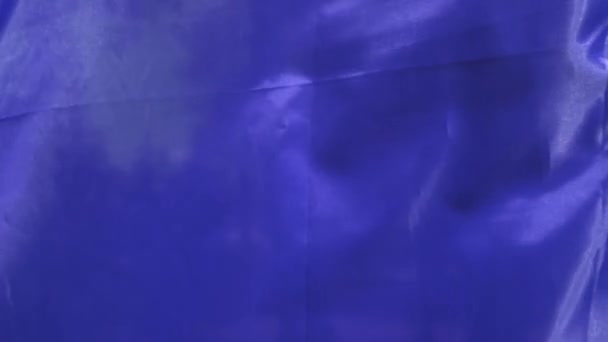 クローズアップとスローモーションで風になびく青い絹の布 — ストック動画