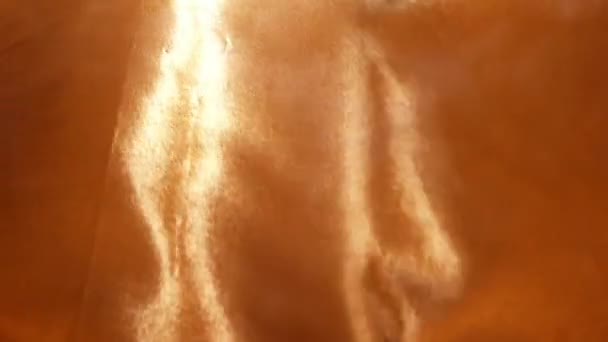 Oranje goud textiel trilt op een wind in close-up en slow motion — Stockvideo