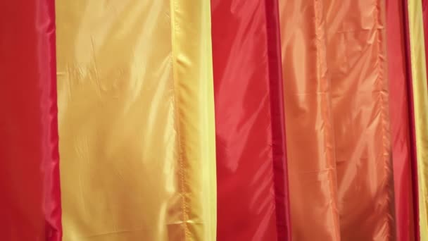 Çok renkli bayraklar yavaş bir rüzgarda dalgalanıyor — Stok video
