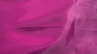 Mor pembe tekstil rüzgarda titrer yakın çekim ve ağır çekimde