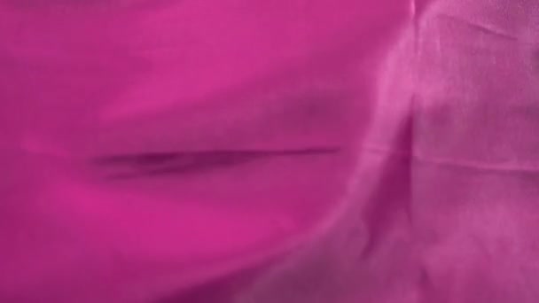 Textil rosa violeta tiembla en un viento en primer plano y en cámara lenta — Vídeos de Stock