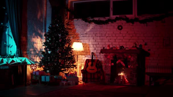 Celebración de Navidad en un acogedor interior con árbol de Año Nuevo decorado y chimenea — Vídeos de Stock