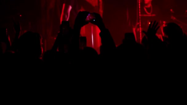 Люди перед сценой смотрят музыкальный концерт и танцуют в замедленной съемке — стоковое видео