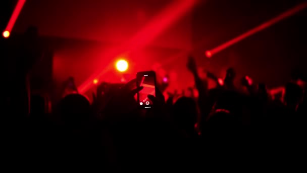 Grupo de música da un concierto en un club nocturno y los fans bailan frente al escenario en slow mo — Vídeos de Stock
