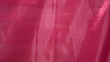 Kızıl, parlak bayrak sallıyor rüzgarda, yakın çekimde ve ağır çekimde.