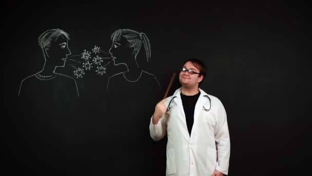 Ο καθηγητής κοντά στον πίνακα δείχνει πώς εξαπλώνεται ο ιός από το βήχα των ανθρώπων. — Αρχείο Βίντεο