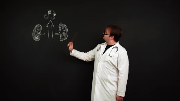 Doctor standing at chalkboard illustrates problems with renal system and necessity of taking pills — 图库视频影像