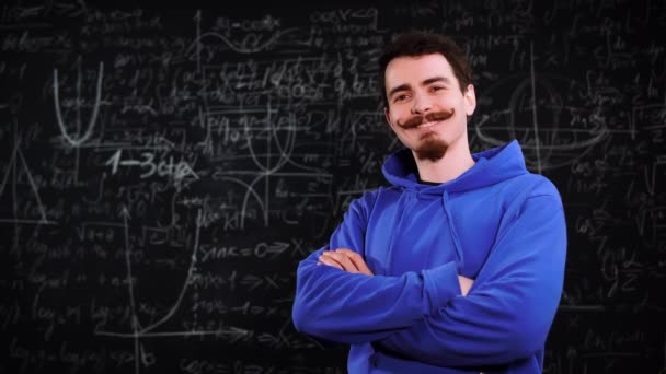 数学式を背景に立つ若い髭の生徒の肖像画 — ストック動画