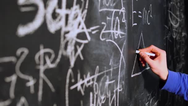 Close-up de homens mão desenho triângulo e gráfico em quadro-negro cheio de fórmulas matemáticas — Vídeo de Stock