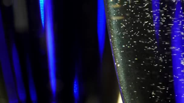 Jib footage of a transparent glass full of delicious champagne with bubbles — Stock Video