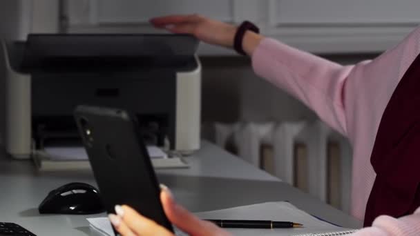 Portret de lucrător de birou musulman care vorbește prin videoclip pe smartphone-ul ei și arată un document — Videoclip de stoc