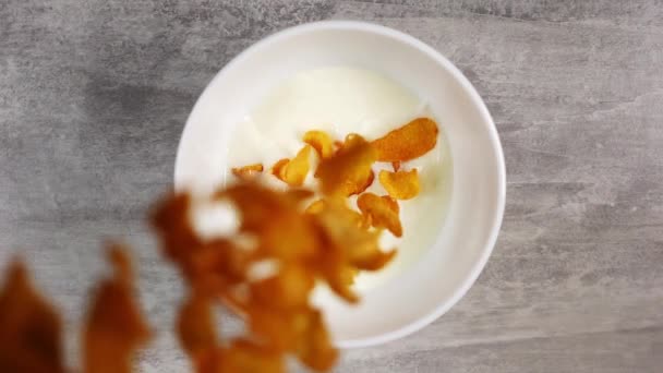 Morgens Mahlzeit aus gelben Cornflakes und Milch in Zeitlupe zubereiten — Stockvideo