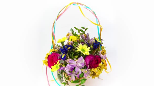 Un bouquet sfumato di fiori diversi e multicolori timelapse sullo sfondo bianco — Video Stock