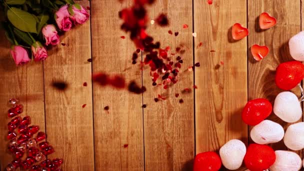Rosso scintilla cuori stanno cadendo dall'alto al rallentatore sulla superficie di legno decorato San Valentino — Video Stock