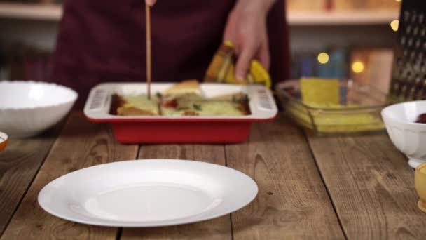 木製のパドルを使用してプレートに熱い準備ができてenchiladaを提供料理の閉鎖映像 — ストック動画