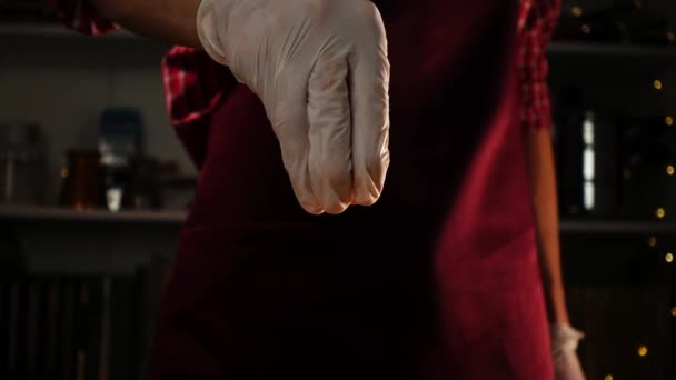 Macro vista del hombre mano en guante añadiendo sal en el proceso de preparación de la comida en un slow mo — Vídeos de Stock