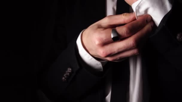Макровид чоловіка, який кріпиться на рукаві свого костюма — стокове відео