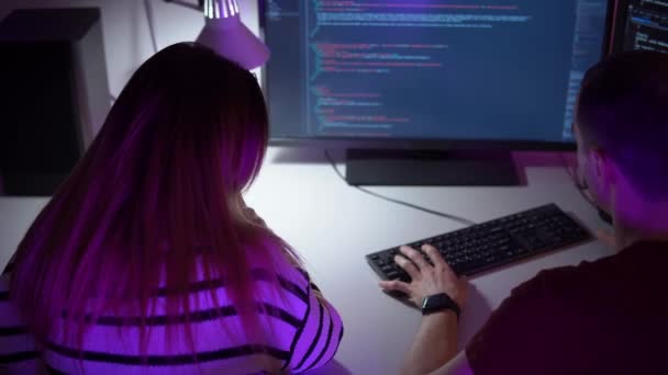 Woman web developer teaches a male student how to develop websites — Vídeo de stock