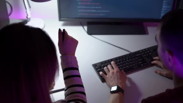 Entraîneur féminin enseigne un homme assis à une programmation informatique et mise en page du site — Video