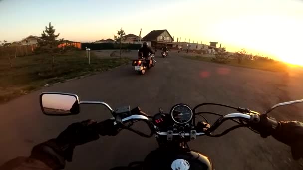 Man reiziger rijdt op de motor op asfalt weg met fietsers, first-person video. — Stockvideo