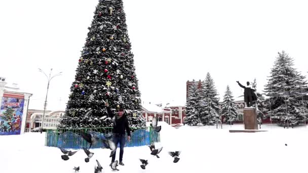 Muž volá holuby, aby je nakrmili — Stock video