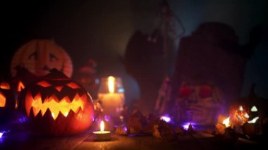 Cadılar Bayramı için mumlarla çevrili mistik dekorasyonlar.