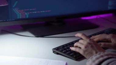 Html kodunun yeni satırlarını klavyeye yazarak yazan kadın programcının makro görüntüleri