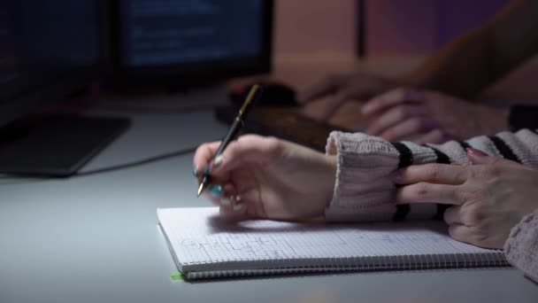 Trabajo en equipo de dos colegas de la esfera de TI y desarrollo de nuevo software frente a la computadora — Vídeos de Stock